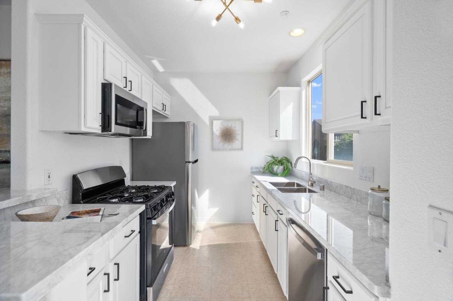 Detail Gallery Image 7 of 31 For 25118 Angelina Ln #20,  Hayward,  CA 94544 - 2 Beds | 2/1 Baths