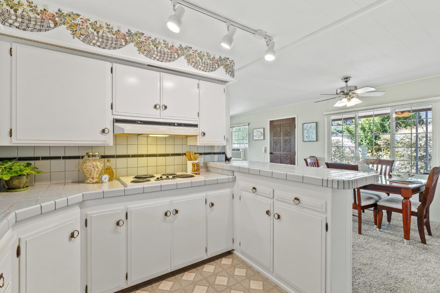 Detail Gallery Image 10 of 56 For 15 Oak Shadows Ln #15,  Aptos,  CA 95003 - 2 Beds | 2 Baths