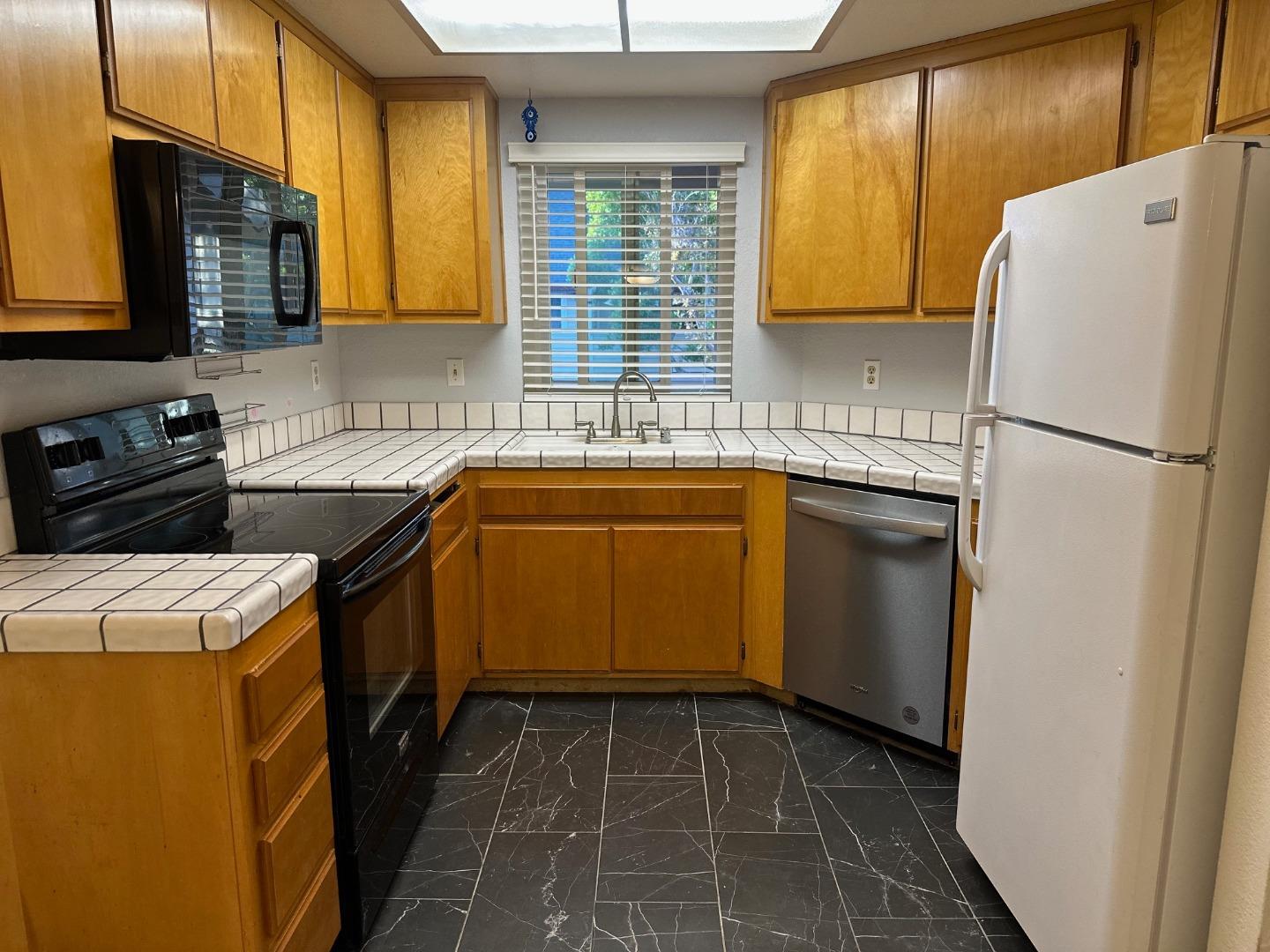 Detail Gallery Image 3 of 15 For 1038 Cedar Gables Dr, San Jose,  CA 95118 - 2 Beds | 2 Baths