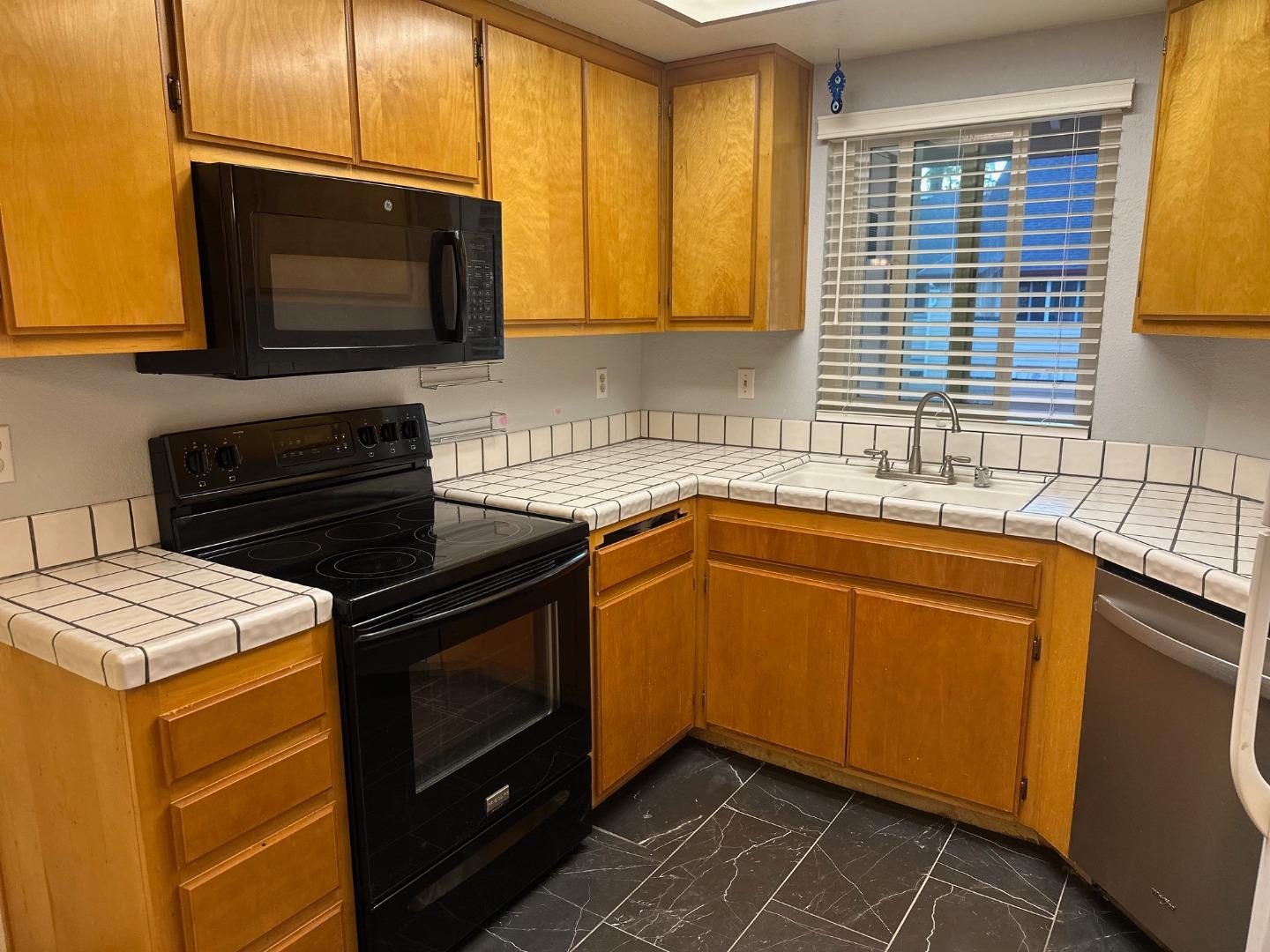 Detail Gallery Image 4 of 15 For 1038 Cedar Gables Dr, San Jose,  CA 95118 - 2 Beds | 2 Baths