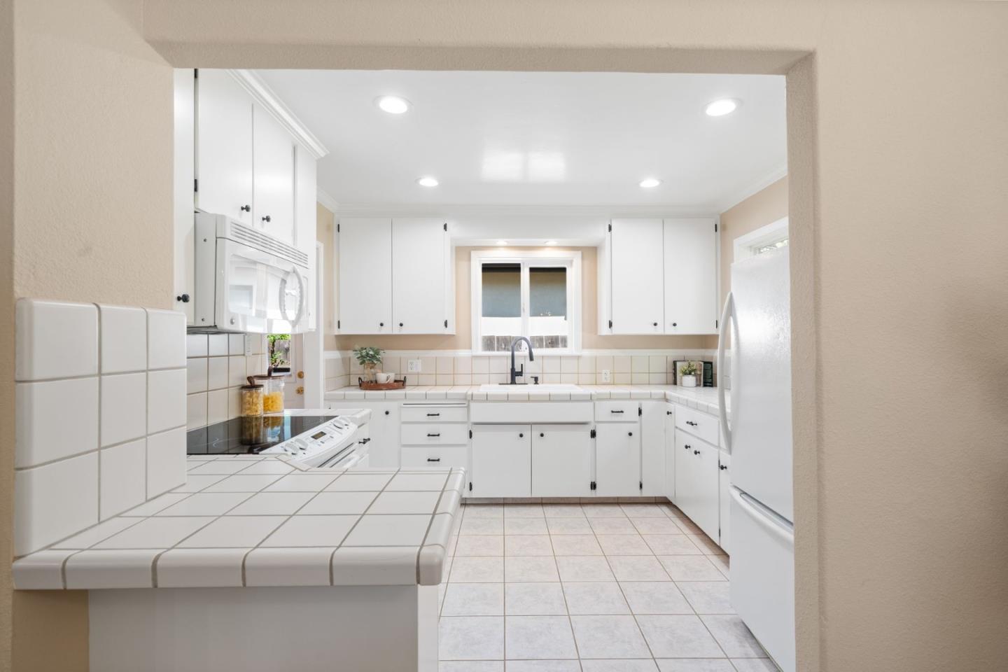 Detail Gallery Image 10 of 35 For 545 Fairmont Ave, Mountain View,  CA 94041 - 3 Beds | 2 Baths