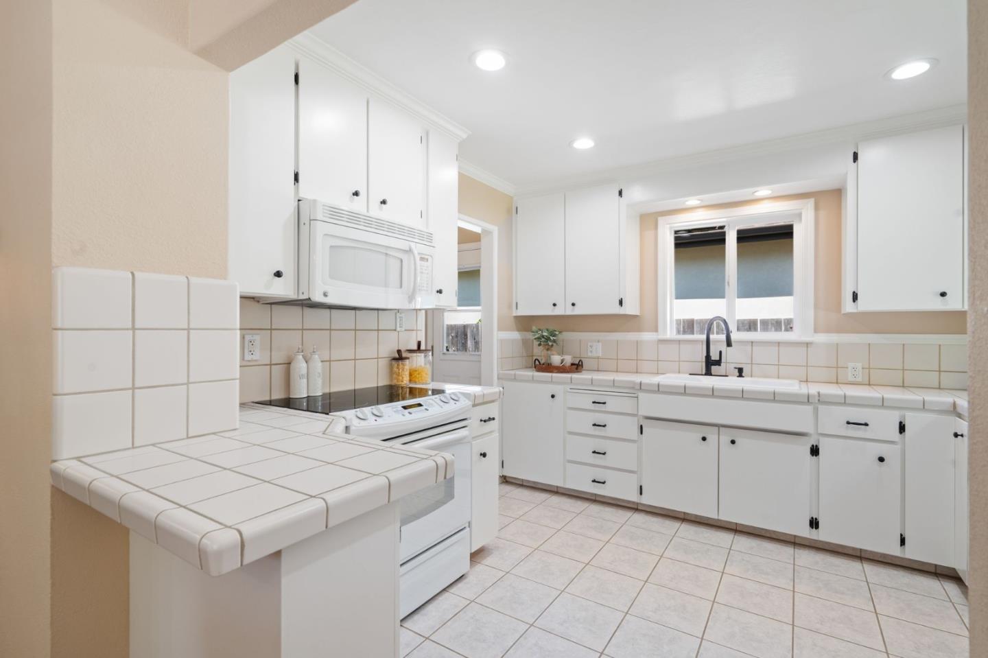 Detail Gallery Image 11 of 35 For 545 Fairmont Ave, Mountain View,  CA 94041 - 3 Beds | 2 Baths