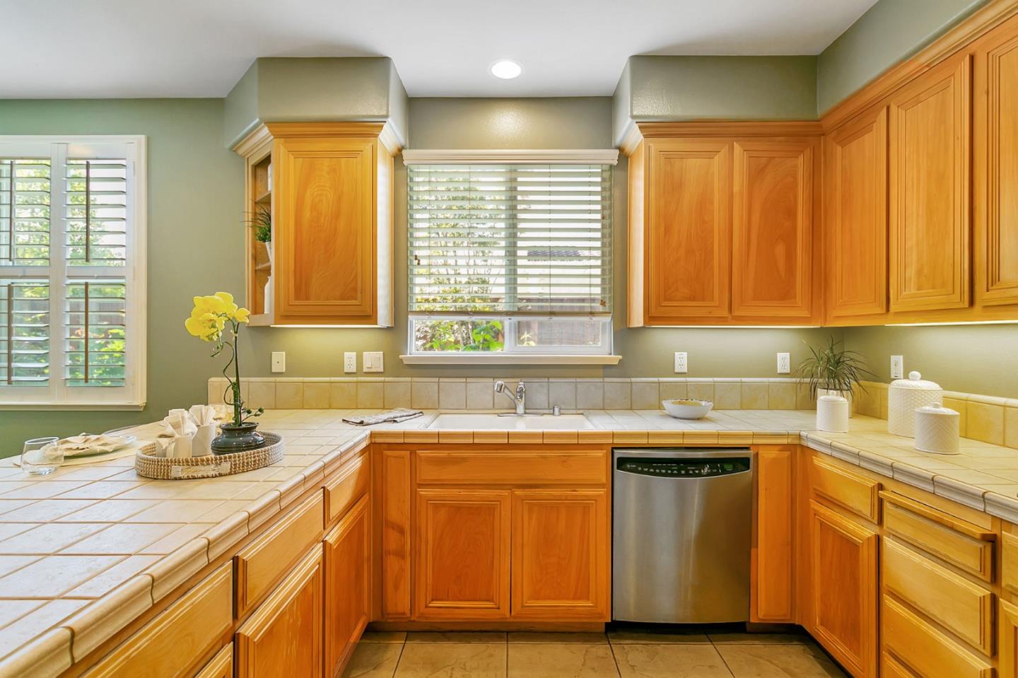 Detail Gallery Image 14 of 41 For 685 E Central Ave, Morgan Hill,  CA 95037 - 4 Beds | 2/1 Baths