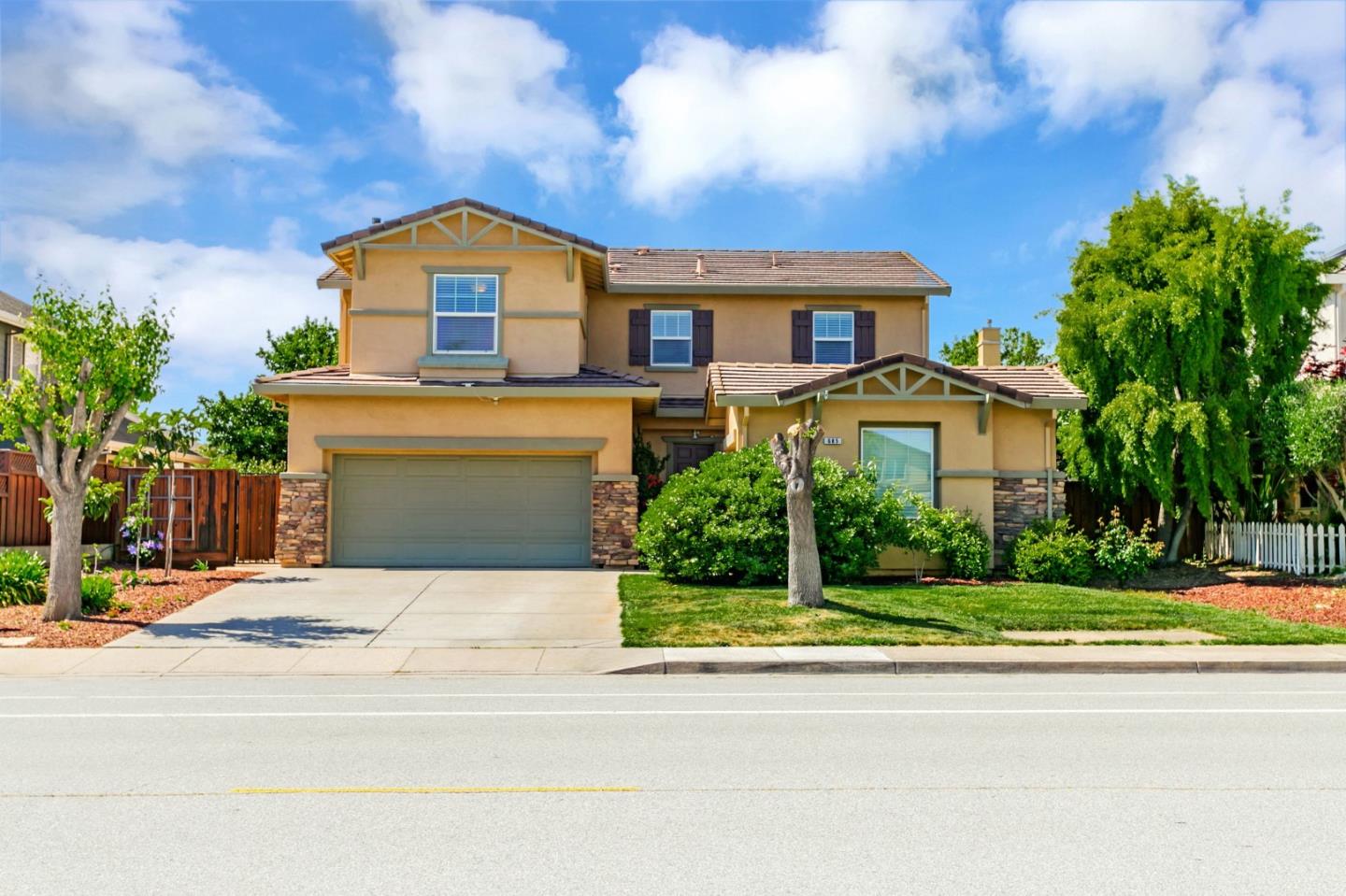 Detail Gallery Image 2 of 41 For 685 E Central Ave, Morgan Hill,  CA 95037 - 4 Beds | 2/1 Baths