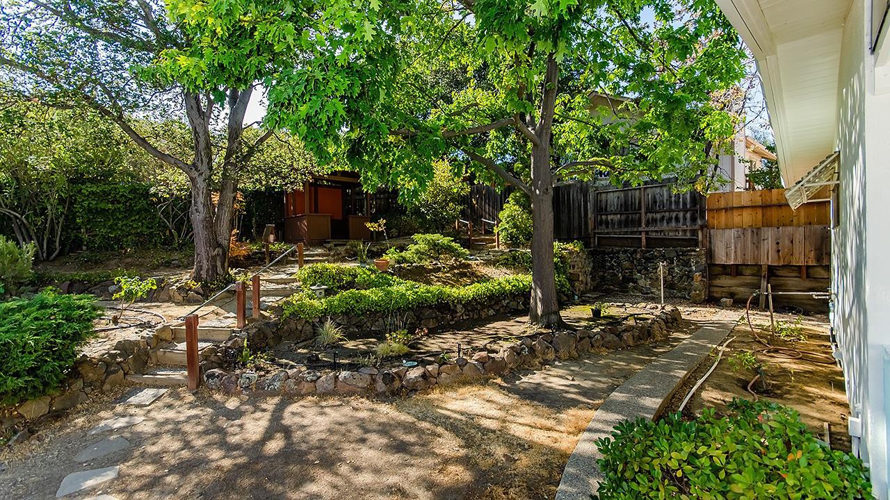 Detail Gallery Image 11 of 15 For 372 Elm St, San Carlos,  CA 94070 - 3 Beds | 2/1 Baths