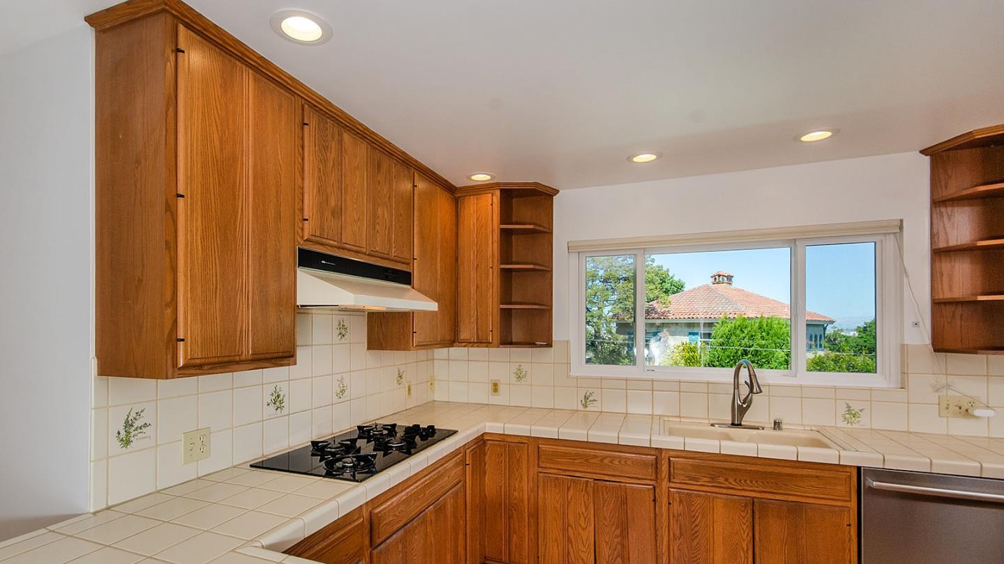 Detail Gallery Image 6 of 15 For 372 Elm St, San Carlos,  CA 94070 - 3 Beds | 2/1 Baths