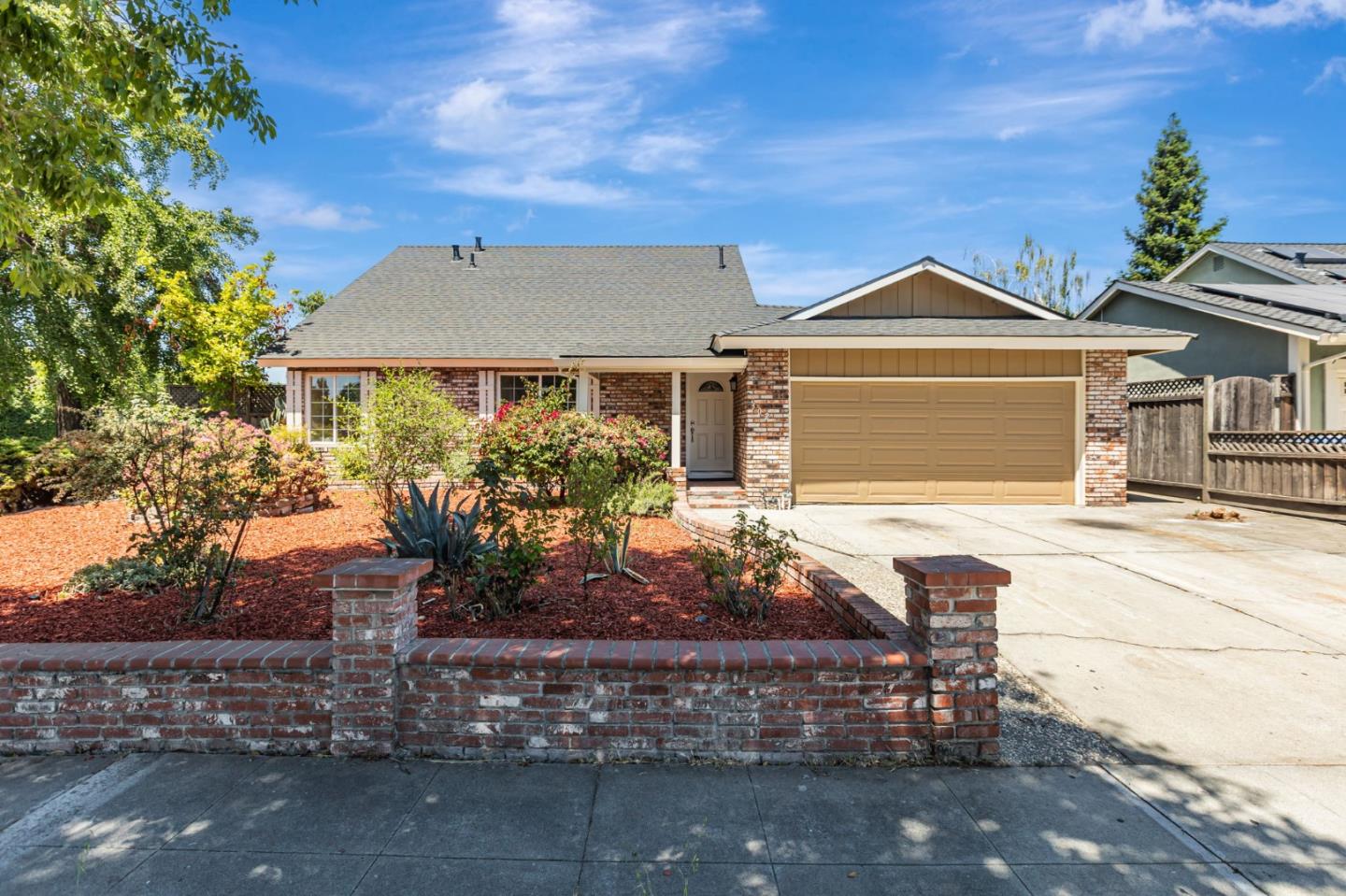 Detail Gallery Image 2 of 39 For 302 Henderson Dr, San Jose,  CA 95123 - 6 Beds | 2 Baths
