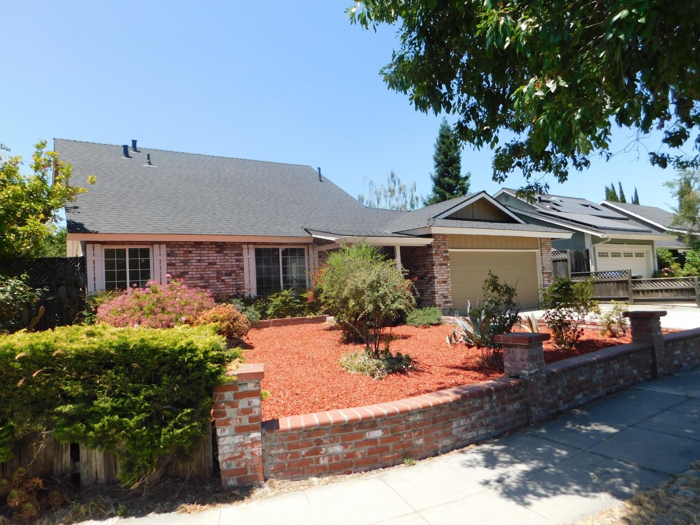 Detail Gallery Image 3 of 39 For 302 Henderson Dr, San Jose,  CA 95123 - 6 Beds | 2 Baths