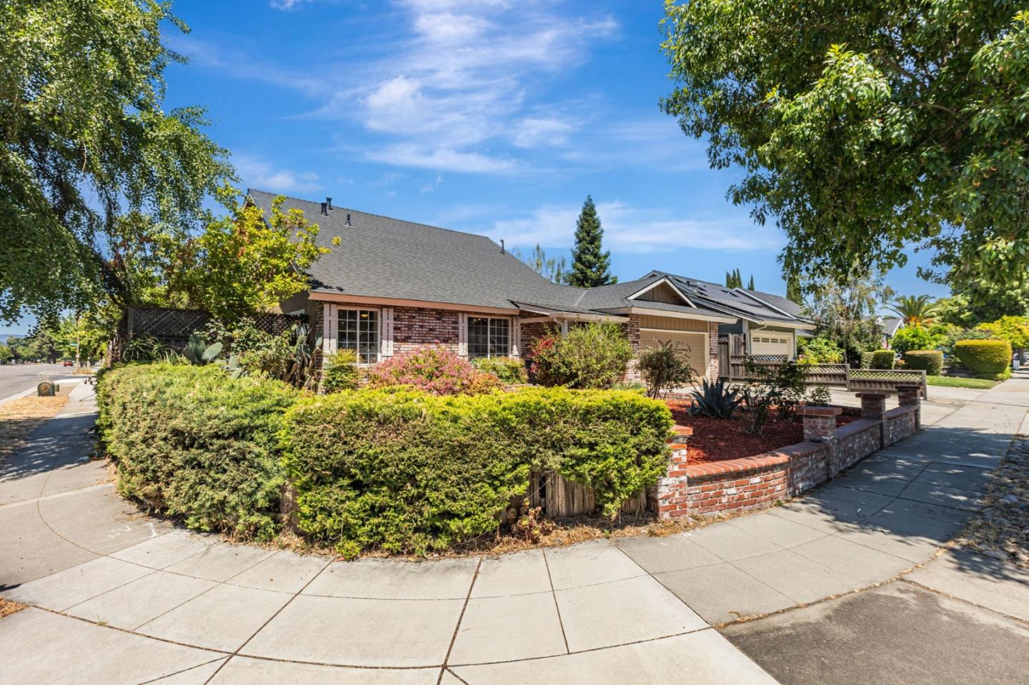 Detail Gallery Image 4 of 39 For 302 Henderson Dr, San Jose,  CA 95123 - 6 Beds | 2 Baths