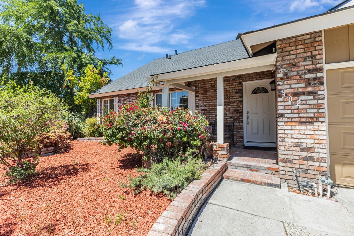 Detail Gallery Image 5 of 39 For 302 Henderson Dr, San Jose,  CA 95123 - 6 Beds | 2 Baths