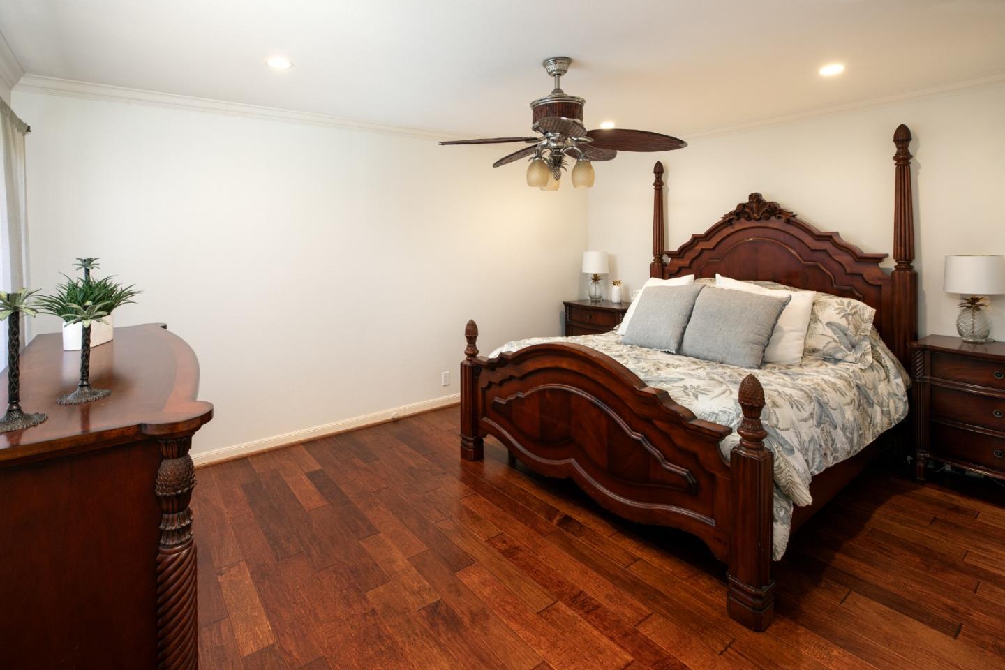 Detail Gallery Image 11 of 25 For 1949 Brittan Ave, San Carlos,  CA 94070 - 3 Beds | 2 Baths