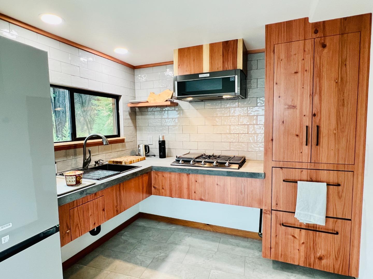 Detail Gallery Image 4 of 33 For 518 Container Way, Boulder Creek,  CA 95006 - 2 Beds | 2 Baths