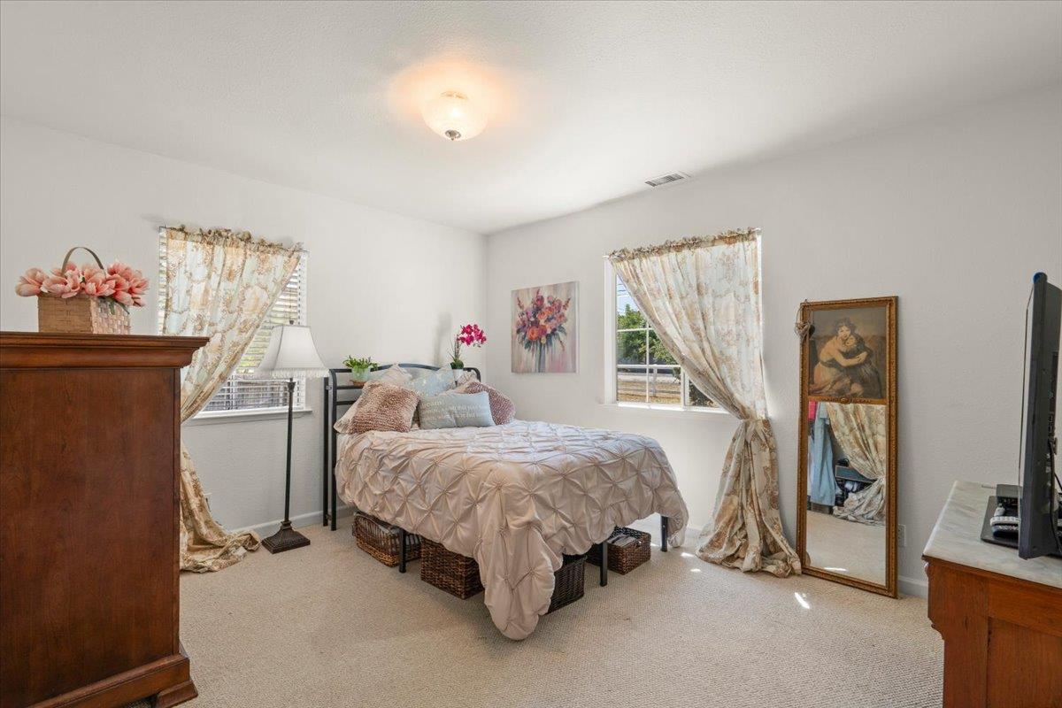 Detail Gallery Image 10 of 18 For 1080 Spring Grove Rd, Hollister,  CA 95023 - 4 Beds | 3/1 Baths