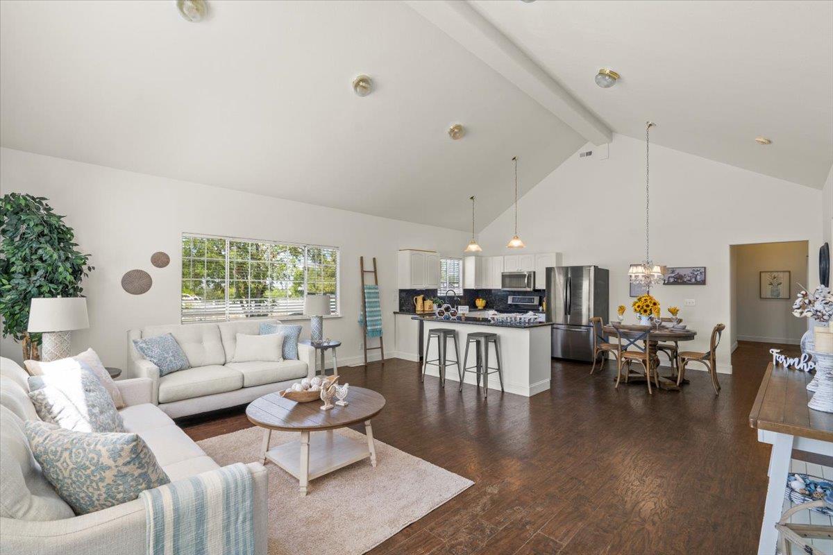 Detail Gallery Image 2 of 18 For 1080 Spring Grove Rd, Hollister,  CA 95023 - 4 Beds | 3/1 Baths
