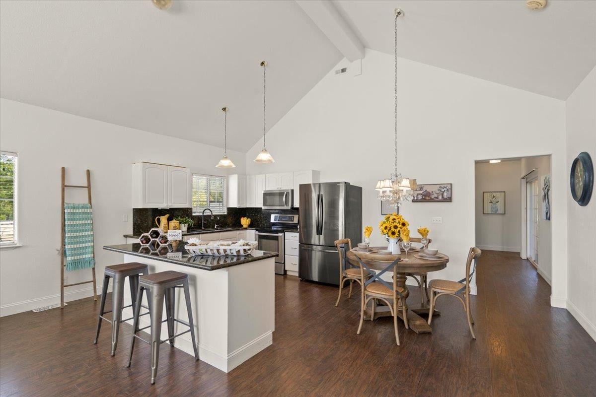 Detail Gallery Image 3 of 18 For 1080 Spring Grove Rd, Hollister,  CA 95023 - 4 Beds | 3/1 Baths