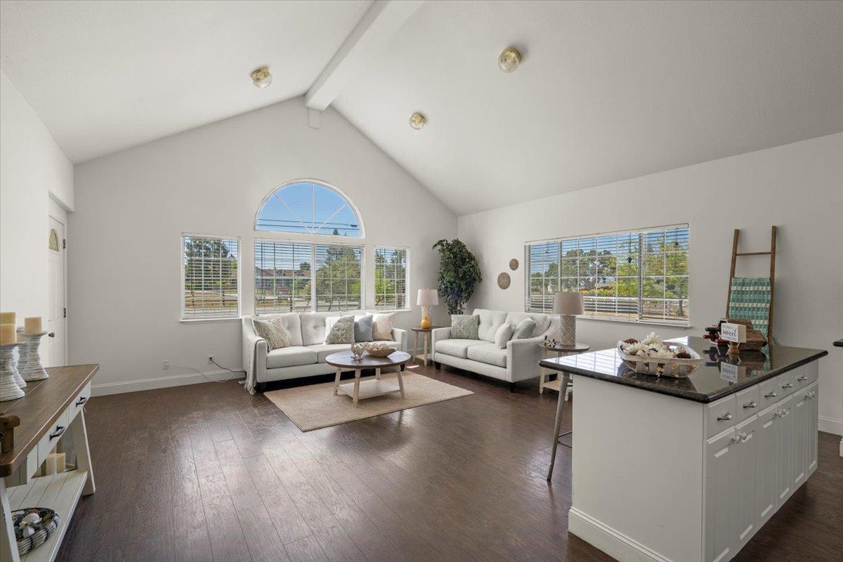 Detail Gallery Image 5 of 18 For 1080 Spring Grove Rd, Hollister,  CA 95023 - 4 Beds | 3/1 Baths