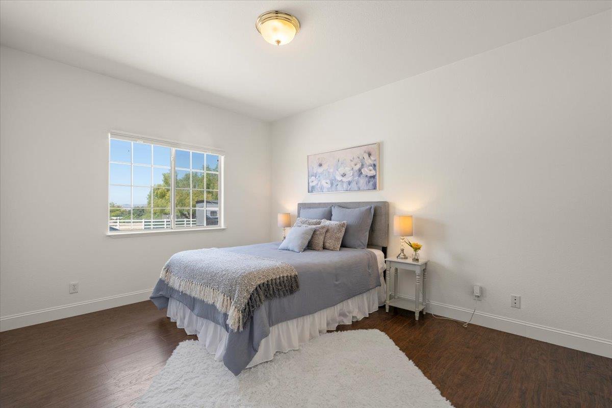 Detail Gallery Image 8 of 18 For 1080 Spring Grove Rd, Hollister,  CA 95023 - 4 Beds | 3/1 Baths