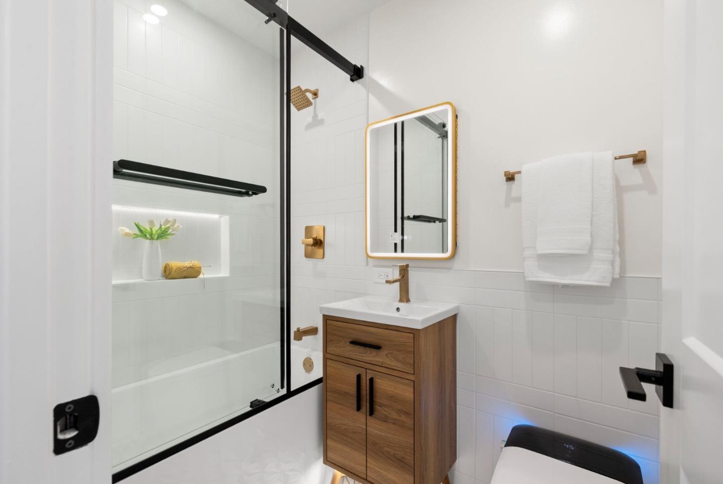 Detail Gallery Image 21 of 41 For 2521 Sherwood Dr, San Bruno,  CA 94066 - 4 Beds | 3 Baths