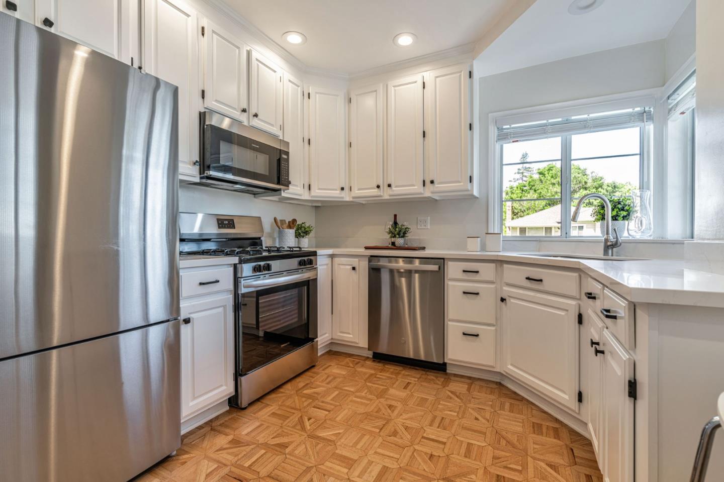 Detail Gallery Image 13 of 37 For 1620 Chestnut St, San Carlos,  CA 94070 - 2 Beds | 1 Baths