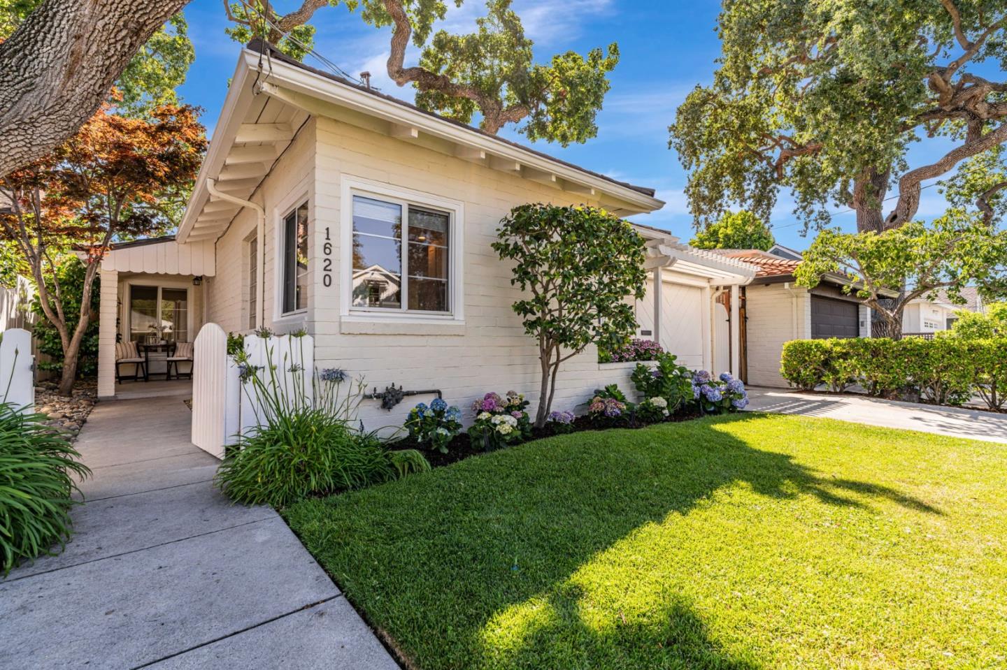 Detail Gallery Image 2 of 37 For 1620 Chestnut St, San Carlos,  CA 94070 - 2 Beds | 1 Baths
