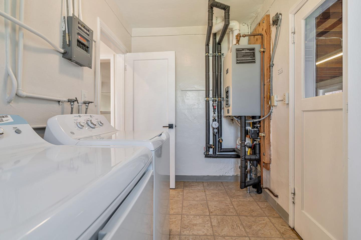 Detail Gallery Image 28 of 37 For 1620 Chestnut St, San Carlos,  CA 94070 - 2 Beds | 1 Baths