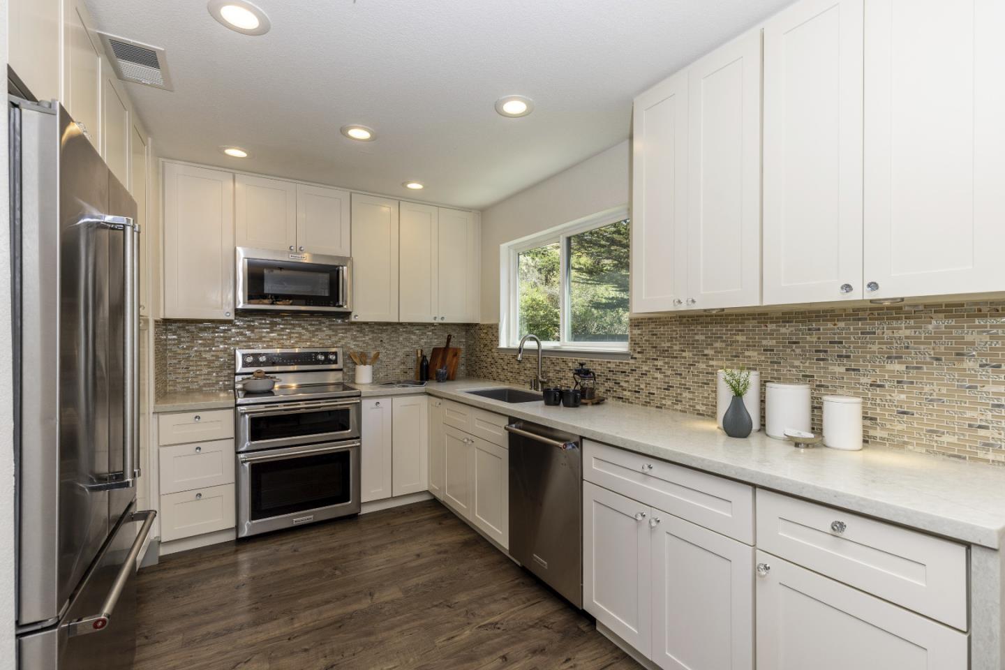 Detail Gallery Image 14 of 47 For 991 Fassler Ave, Pacifica,  CA 94044 - 3 Beds | 2/1 Baths