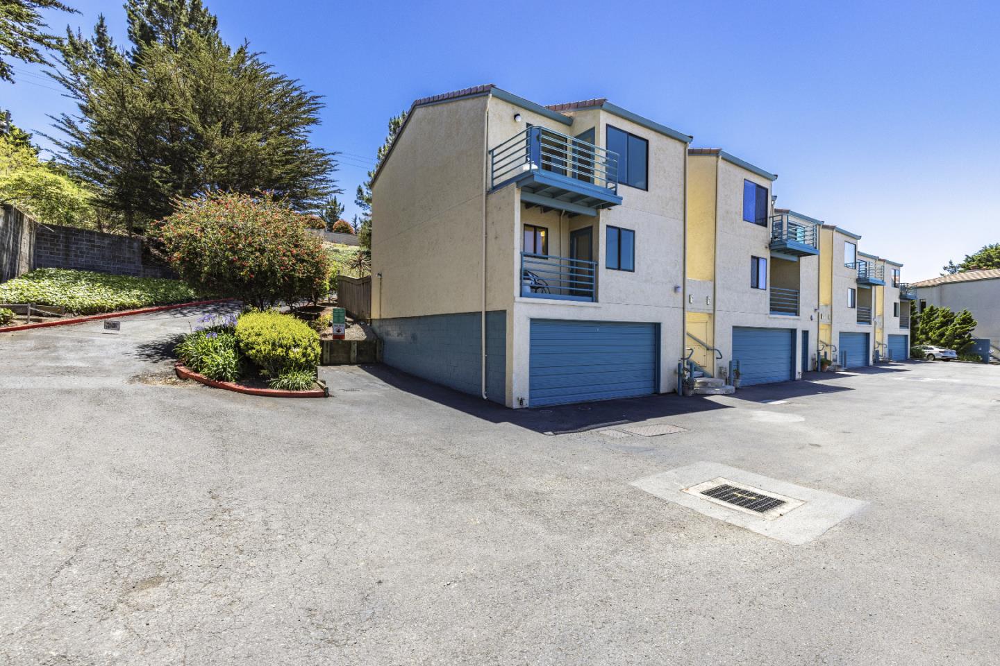 Detail Gallery Image 3 of 47 For 991 Fassler Ave, Pacifica,  CA 94044 - 3 Beds | 2/1 Baths