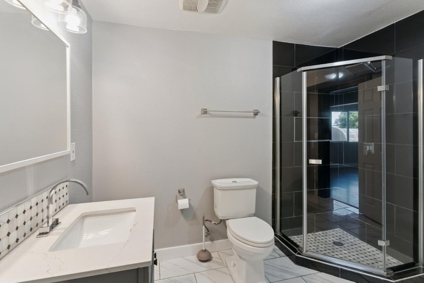 Detail Gallery Image 13 of 16 For 2521 Grande Vista Ave, Oakland,  CA 94601 - 5 Beds | 3 Baths