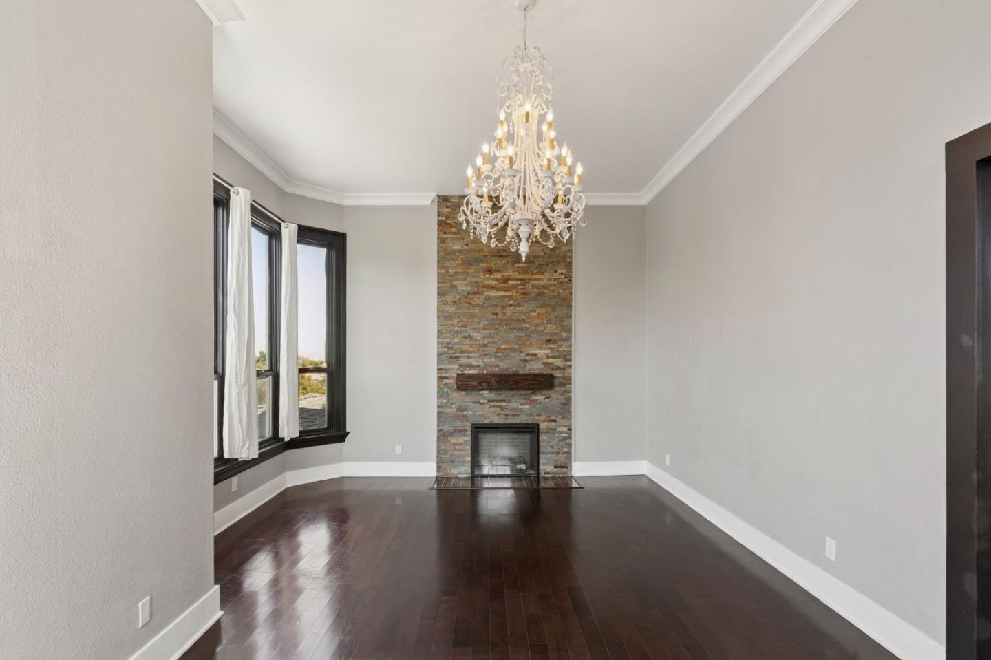 Detail Gallery Image 4 of 16 For 2521 Grande Vista Ave, Oakland,  CA 94601 - 5 Beds | 3 Baths