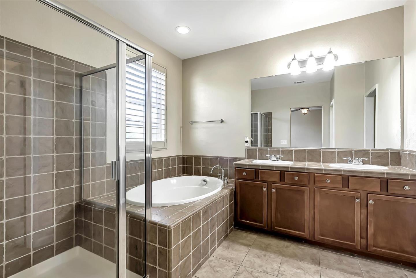 Detail Gallery Image 14 of 20 For 165 W Questa Trl, Tracy,  CA 95391 - 4 Beds | 2/1 Baths