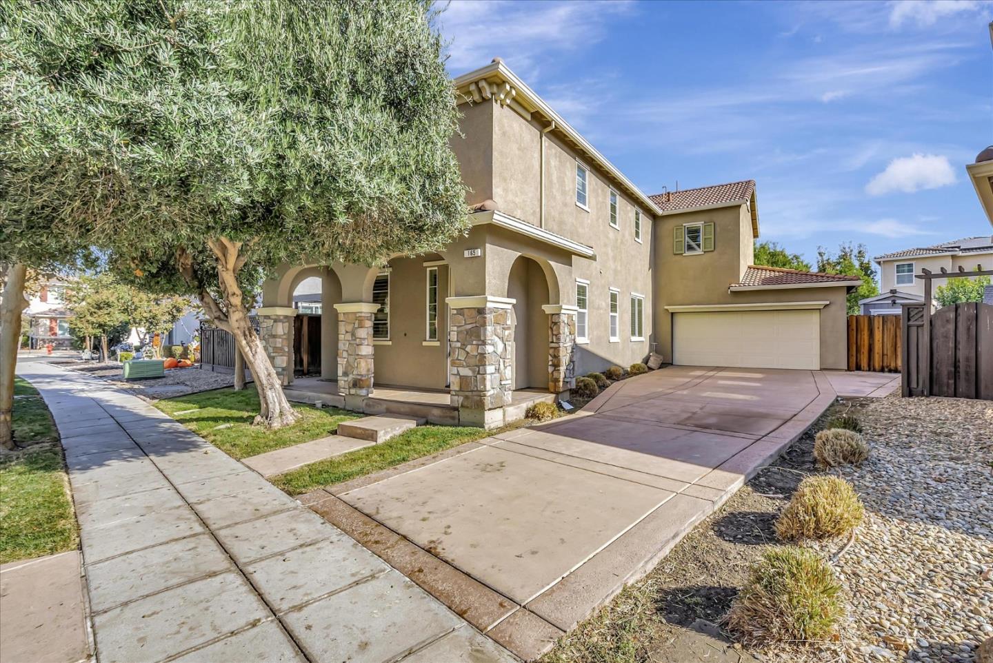 Detail Gallery Image 2 of 20 For 165 W Questa Trl, Tracy,  CA 95391 - 4 Beds | 2/1 Baths