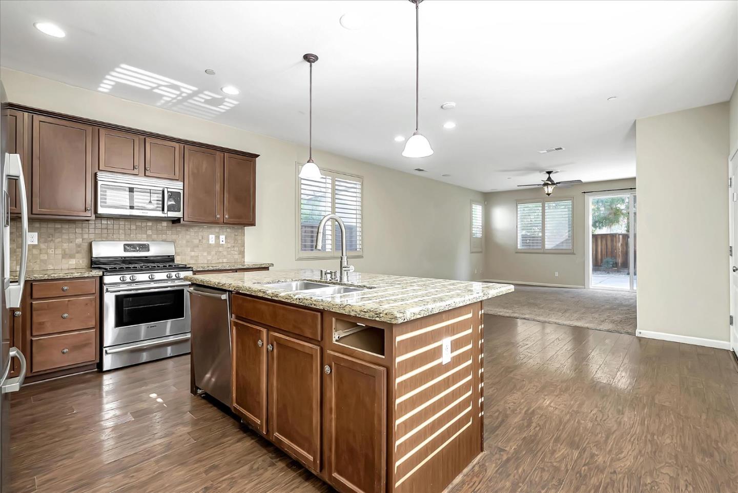 Detail Gallery Image 5 of 20 For 165 W Questa Trl, Tracy,  CA 95391 - 4 Beds | 2/1 Baths