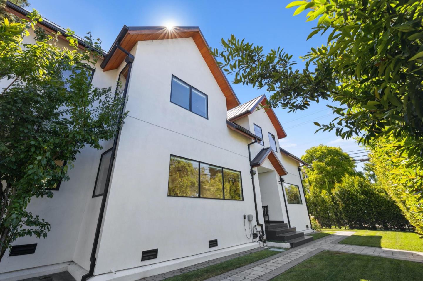 Detail Gallery Image 3 of 110 For 33 Highland Ave, Burlingame,  CA 94010 - 3 Beds | 2/1 Baths