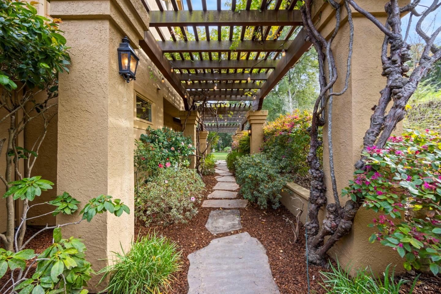 Detail Gallery Image 16 of 120 For 27600 Edgerton Rd, Los Altos Hills,  CA 94022 - 4 Beds | 4/1 Baths