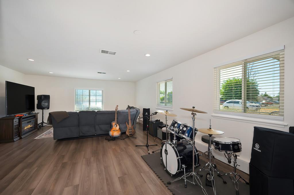 Detail Gallery Image 10 of 48 For 7044 Linwood Way, Sacramento,  CA 95828 - 4 Beds | 2 Baths
