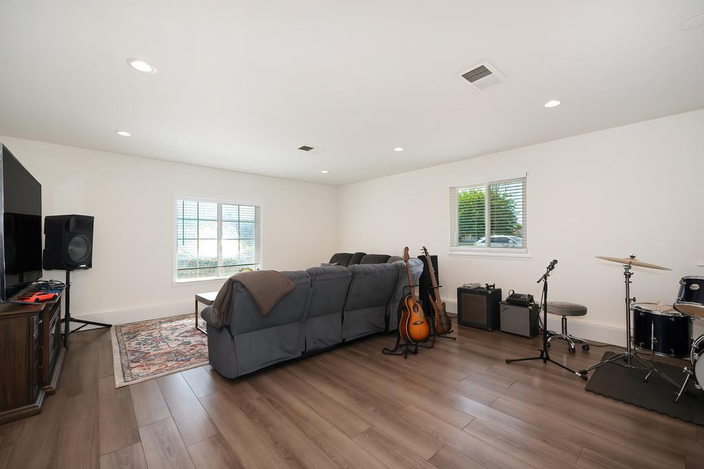 Detail Gallery Image 11 of 48 For 7044 Linwood Way, Sacramento,  CA 95828 - 4 Beds | 2 Baths