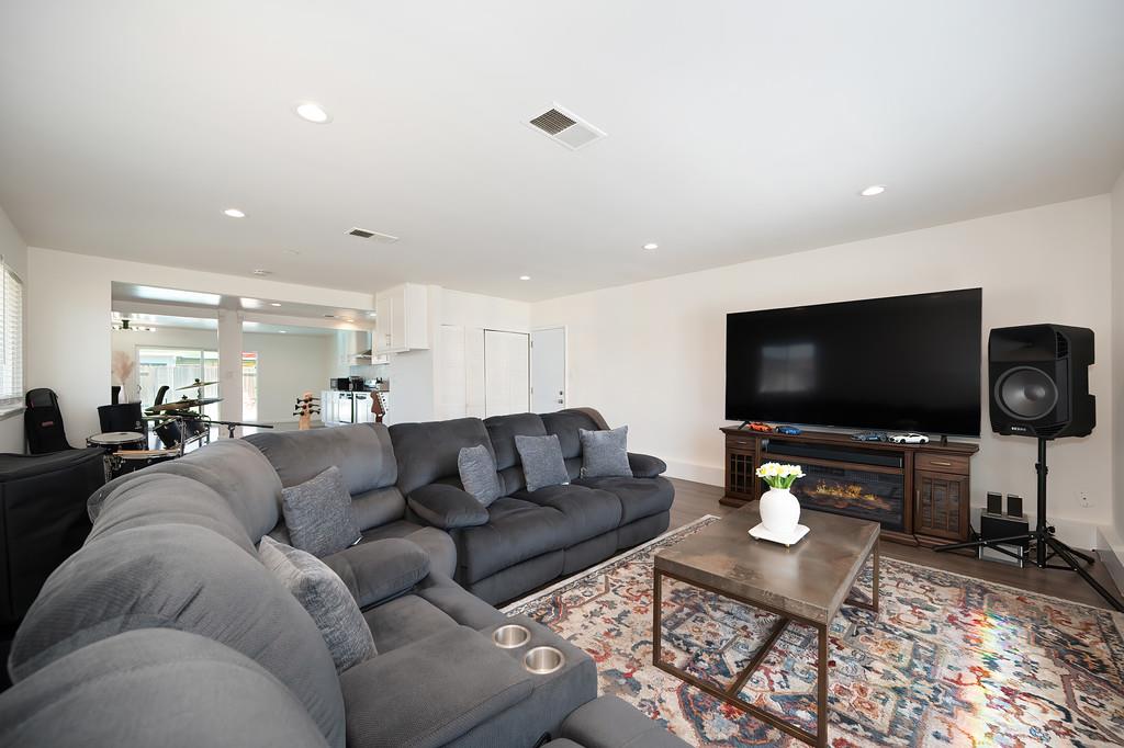 Detail Gallery Image 25 of 48 For 7044 Linwood Way, Sacramento,  CA 95828 - 4 Beds | 2 Baths