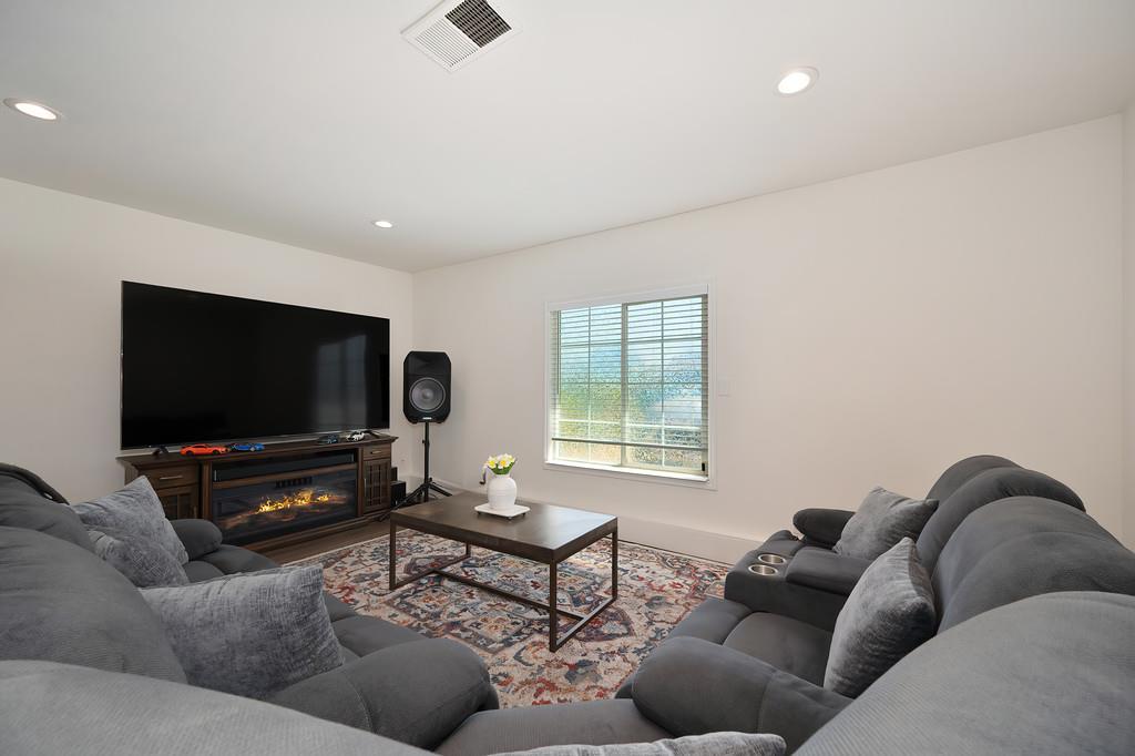 Detail Gallery Image 26 of 48 For 7044 Linwood Way, Sacramento,  CA 95828 - 4 Beds | 2 Baths