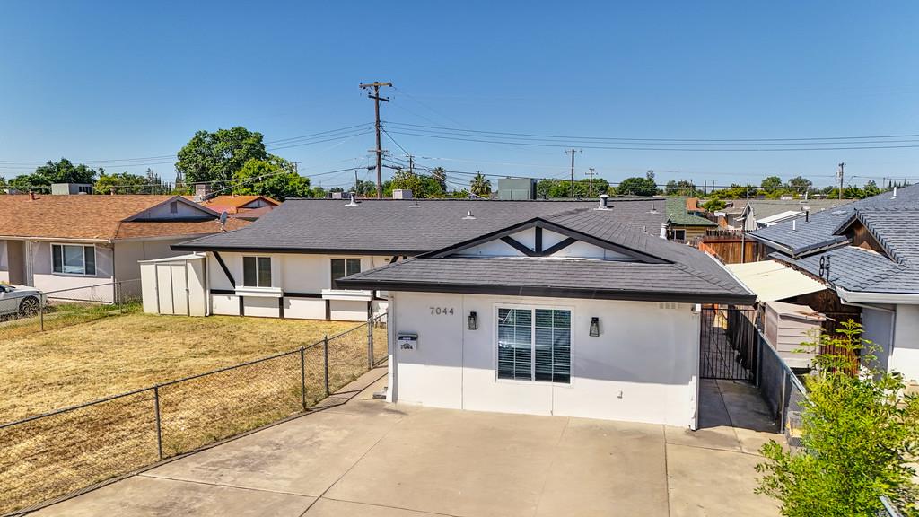 Detail Gallery Image 4 of 48 For 7044 Linwood Way, Sacramento,  CA 95828 - 4 Beds | 2 Baths