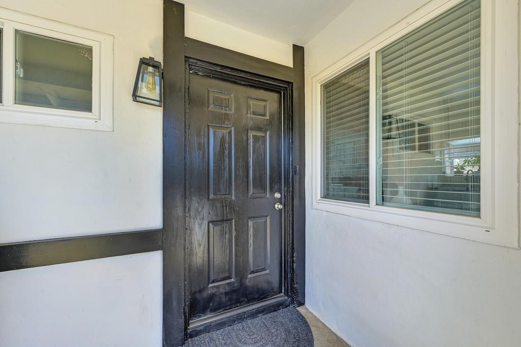 Detail Gallery Image 8 of 48 For 7044 Linwood Way, Sacramento,  CA 95828 - 4 Beds | 2 Baths