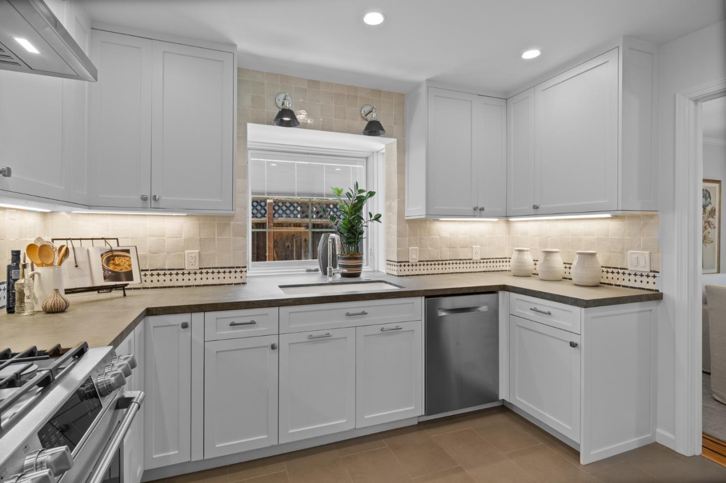 Detail Gallery Image 10 of 59 For 406 Heather Ln, San Mateo,  CA 94403 - 5 Beds | 3 Baths