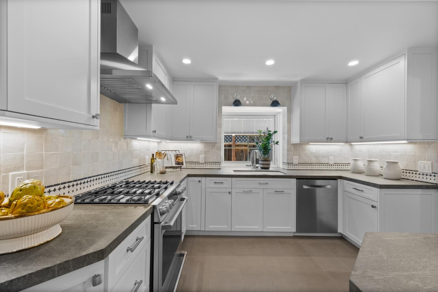 Detail Gallery Image 8 of 59 For 406 Heather Ln, San Mateo,  CA 94403 - 5 Beds | 3 Baths