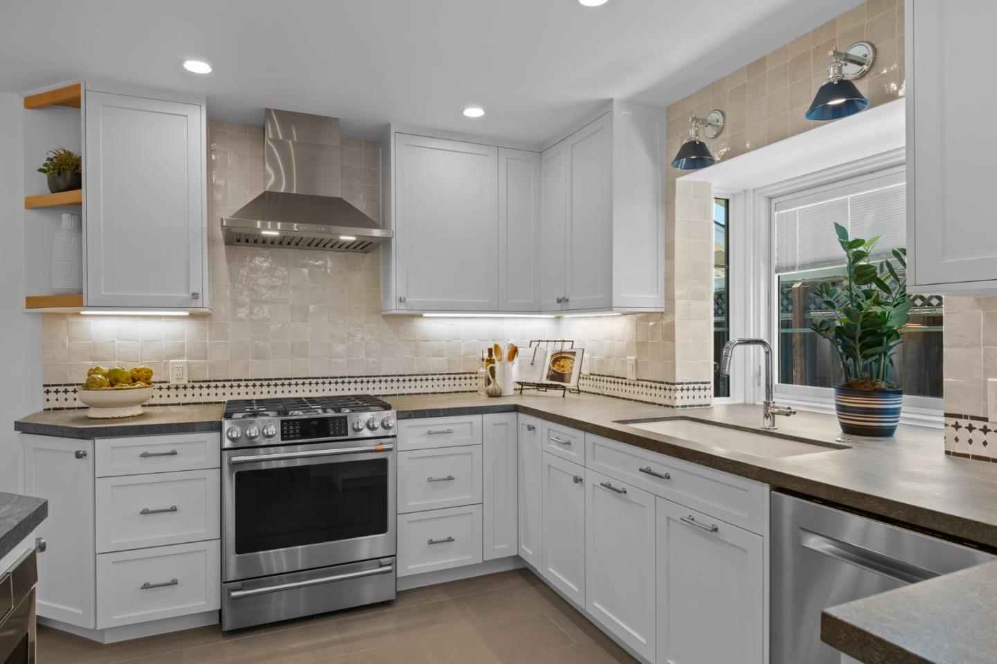 Detail Gallery Image 9 of 59 For 406 Heather Ln, San Mateo,  CA 94403 - 5 Beds | 3 Baths