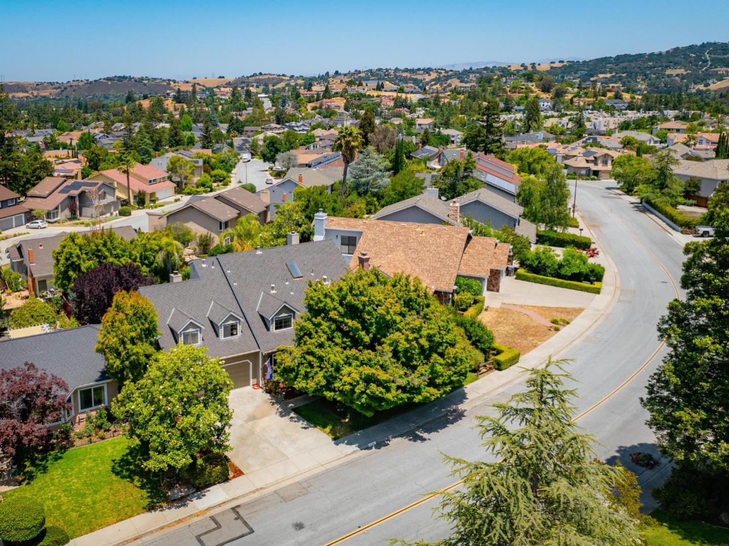 Detail Gallery Image 8 of 57 For 1109 Foxhurst Way, San Jose,  CA 95120 - 5 Beds | 3 Baths