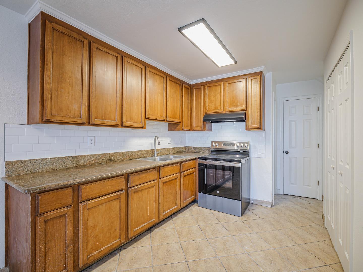 Detail Gallery Image 11 of 36 For 914 Acosta Plz #83,  Salinas,  CA 93905 - 4 Beds | 1/1 Baths