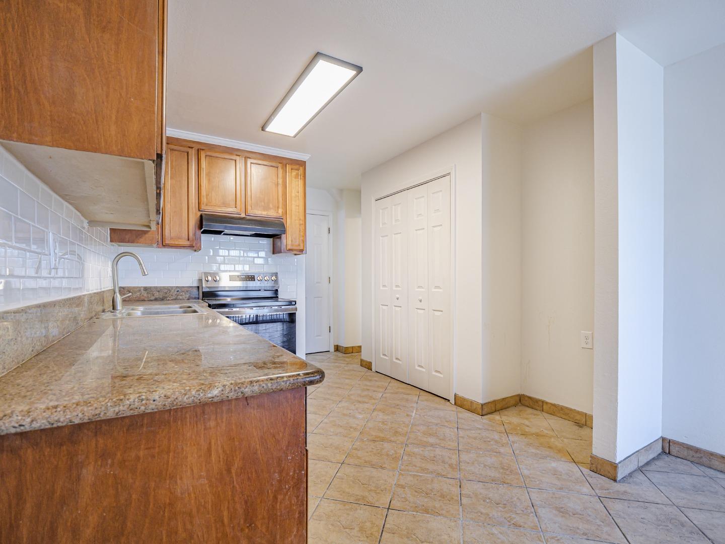 Detail Gallery Image 12 of 36 For 914 Acosta Plz #83,  Salinas,  CA 93905 - 4 Beds | 1/1 Baths