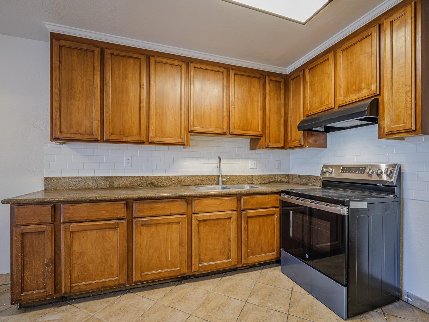 Detail Gallery Image 13 of 36 For 914 Acosta Plz #83,  Salinas,  CA 93905 - 4 Beds | 1/1 Baths