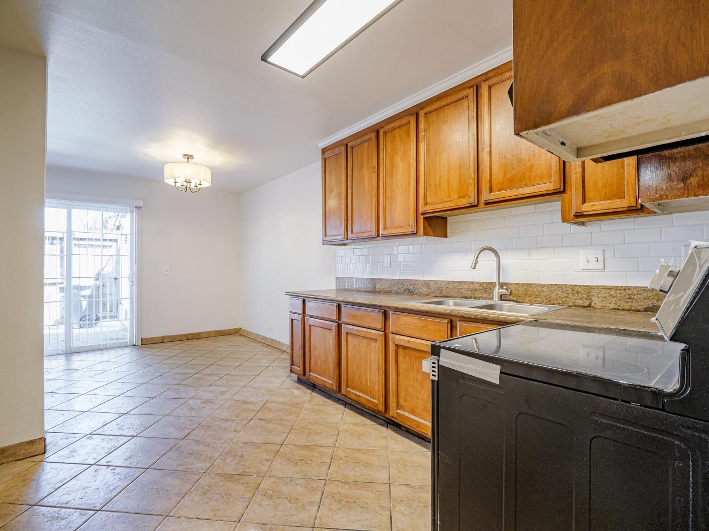 Detail Gallery Image 14 of 36 For 914 Acosta Plz #83,  Salinas,  CA 93905 - 4 Beds | 1/1 Baths