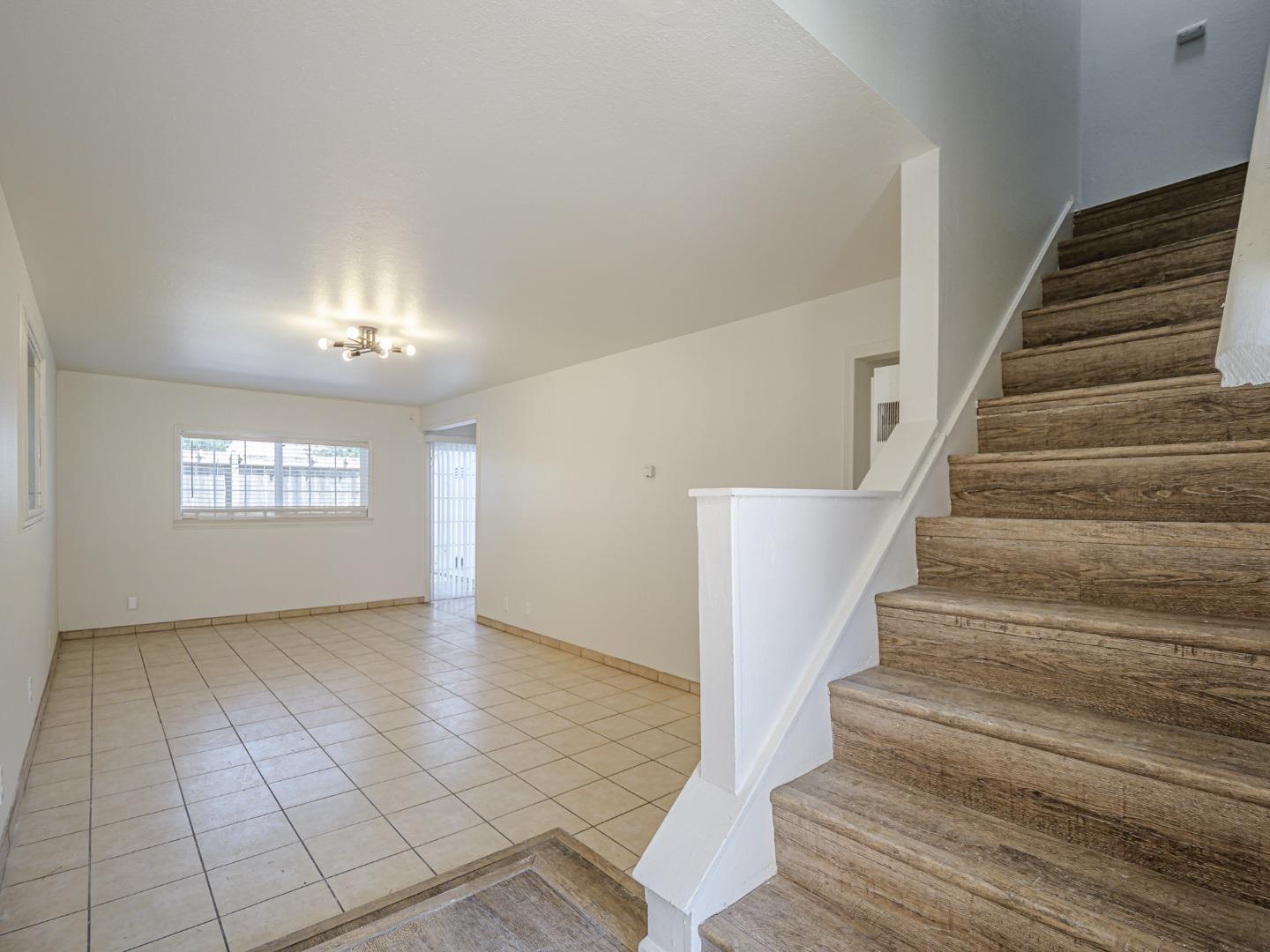 Detail Gallery Image 3 of 36 For 914 Acosta Plz #83,  Salinas,  CA 93905 - 4 Beds | 1/1 Baths