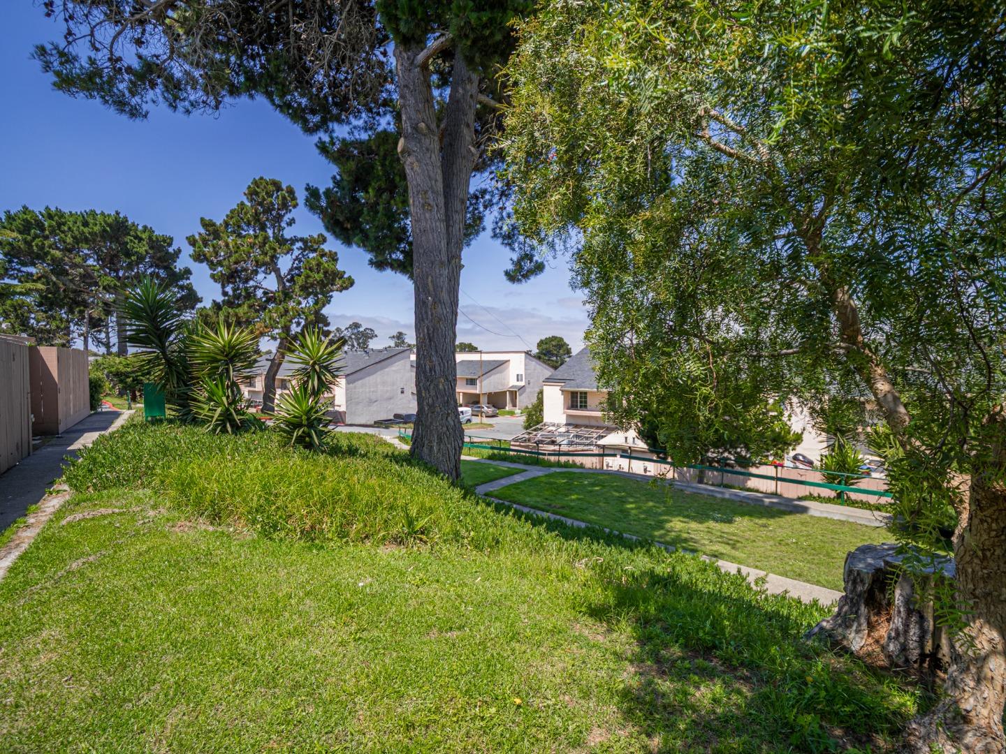 Detail Gallery Image 32 of 36 For 914 Acosta Plz #83,  Salinas,  CA 93905 - 4 Beds | 1/1 Baths